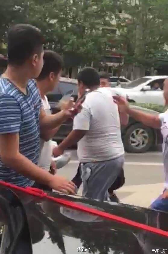【图】男子当街拦婚车要钱成网红 遭对方暴。