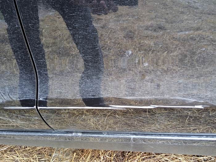 图】车门下方刮花了一道大概40厘米的口子,补