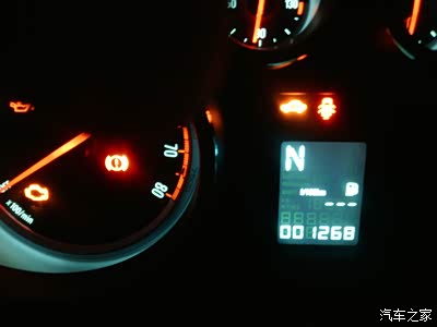 请问大家仪表盘出现个黄色小车中间是扳手