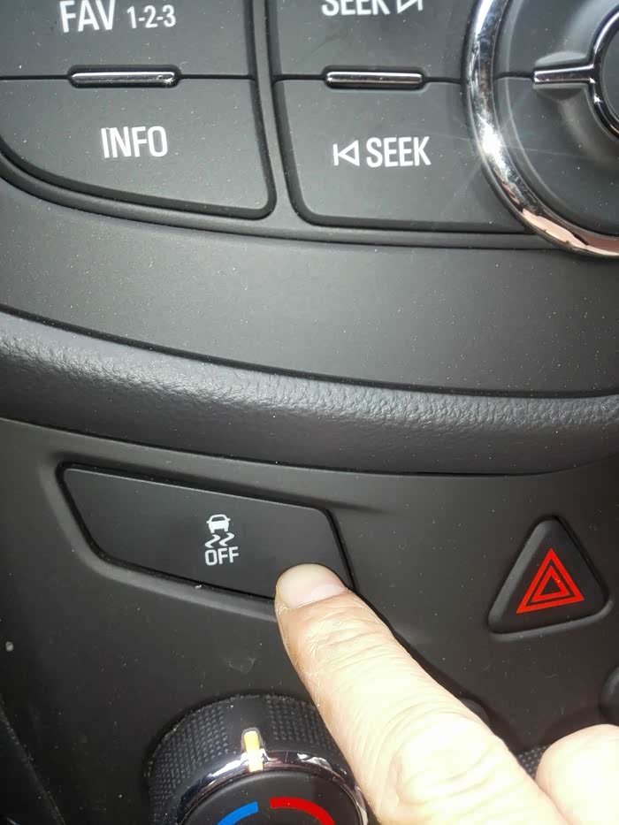 车子显示器上出现一个油壶是什么意思-汽车警