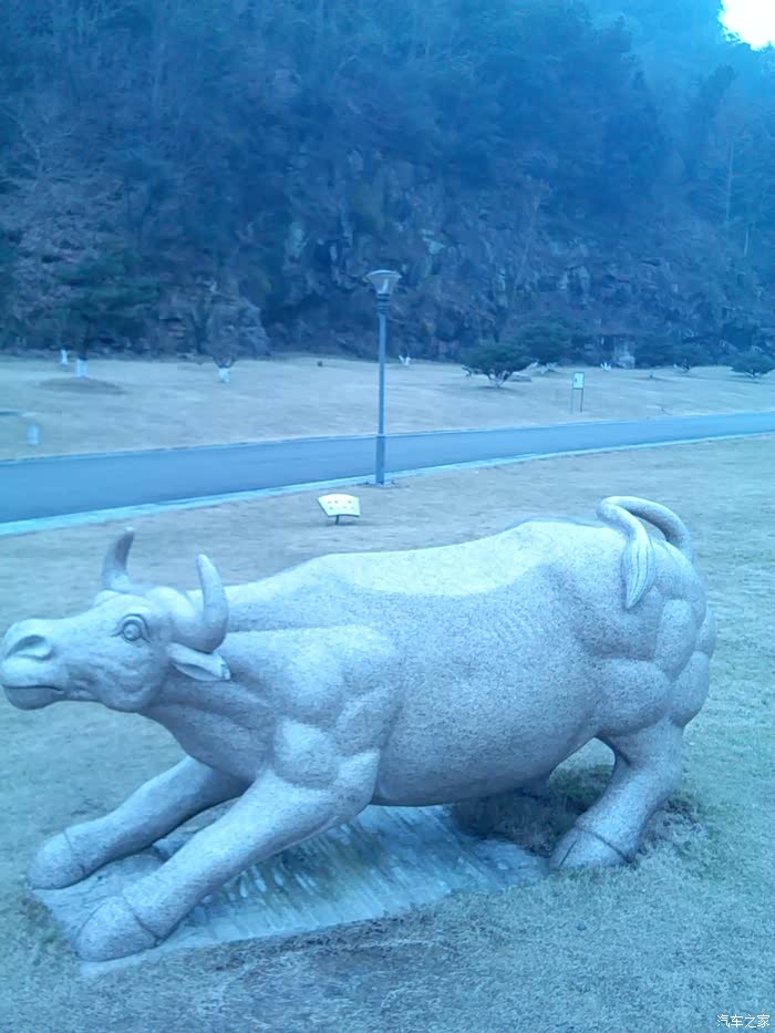 这属于仅次于1.4T和1.8T手动版的最屌丝版吧邻居买了一辆,中控是一大片塑料,座椅是绒布,而且高度调节要手摇(第一次坐时让我想起来桑塔纳的岁月)没有天窗,没有几乎任何让人感觉到逼格的配置。方向盘是和桑塔纳一样手感的塑料,握一会就会手发痒空调要手动调节舒适感在这个级别这个价位 几乎没有别的垫底者。16寸的小轮胎,还是韩泰。唯一欣慰是全系标配氙气灯就是这么一辆车,标价21.