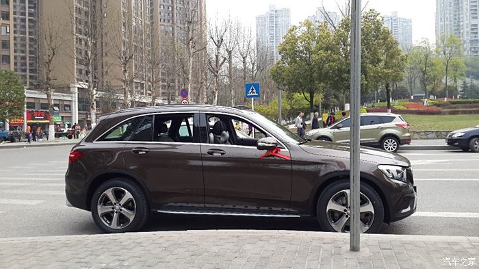 奔驰glc300动感型水晶棕提车