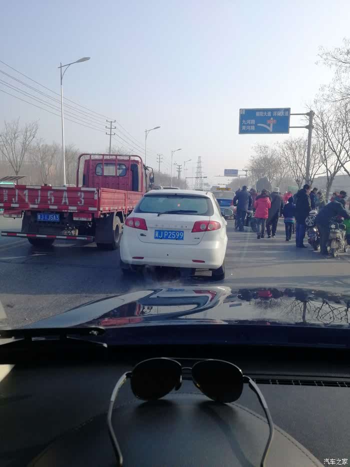 早晨路遇堵车,还没耽误太时间.