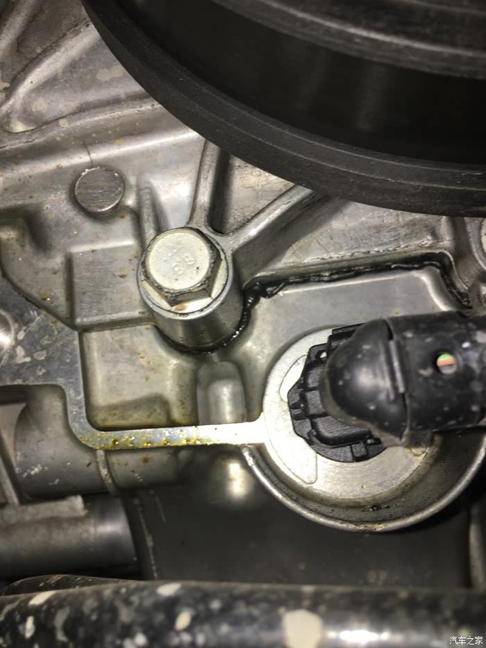 凯迪拉克srx新车7500公里发动机漏机油