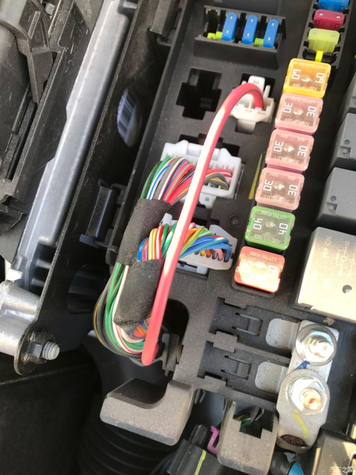 在发动机仓的保险丝盒里找到发电机故障检测线