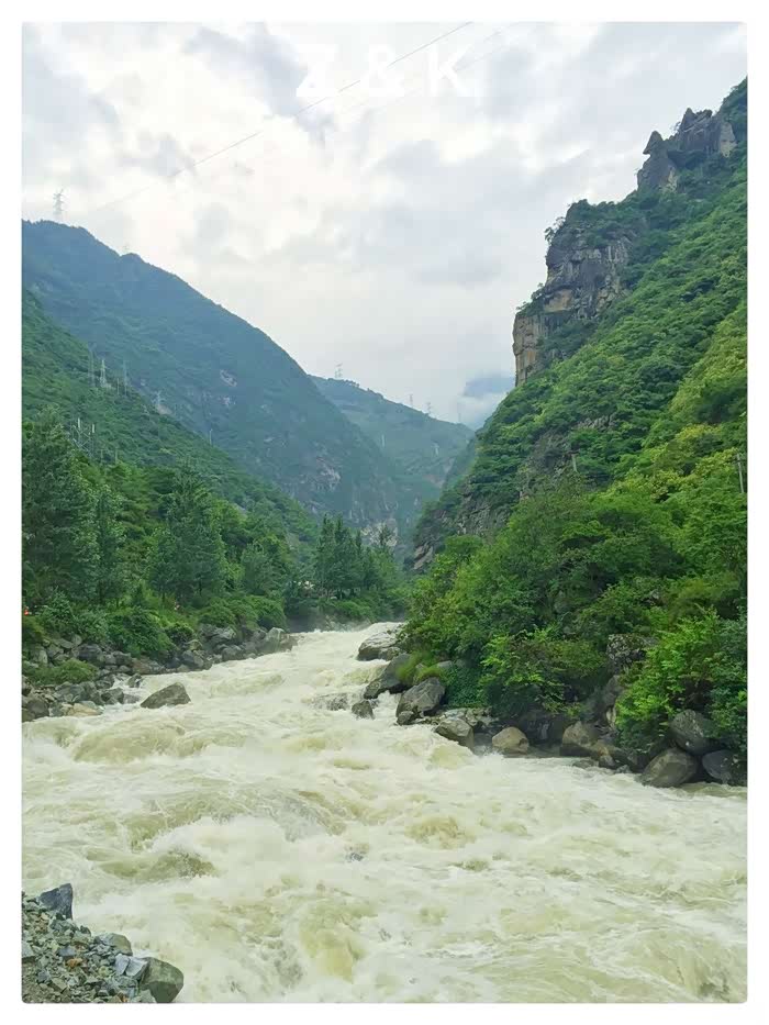 从盆迈向原的路,河流也湍急不少
