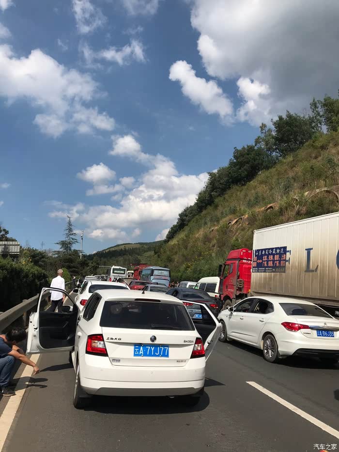 国庆的堵车终于遇到,堵车1个小时左右.