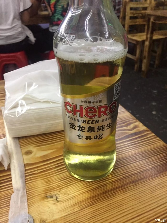 再来瓶当地的金龙泉啤酒,美滋滋