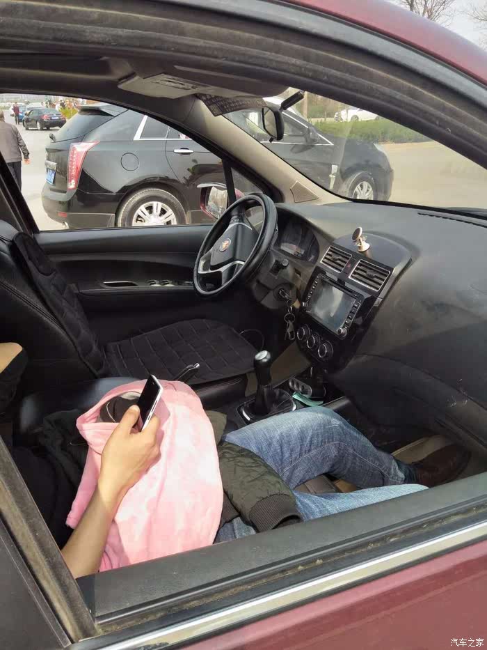 转了上午转动了吧,早早就坐在车上休息.