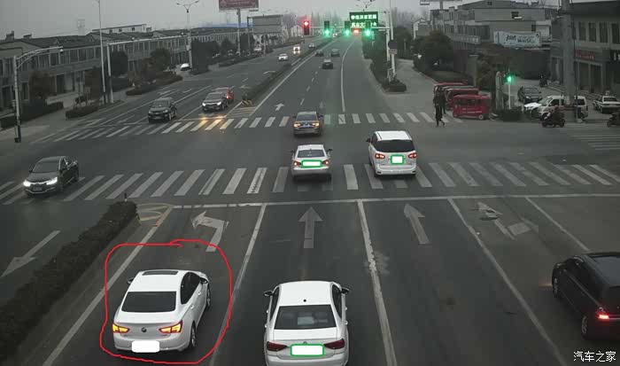 绿灯左转车道直行算闯红灯吗 500_ChcCr1qQ1WaAKANOAAJjeY0mwaE461.jpg