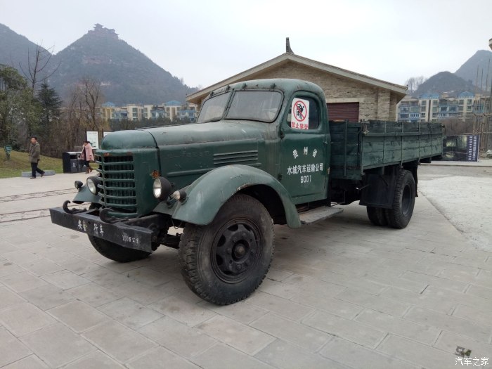 最老"老解放"卡车,来自贵州省水城汽车运输公司,安全行车100万公里.
