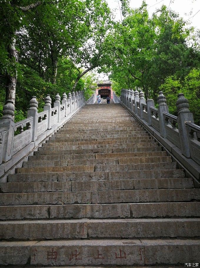 上面是老君洞,也叫老母洞,一直在爬台阶
