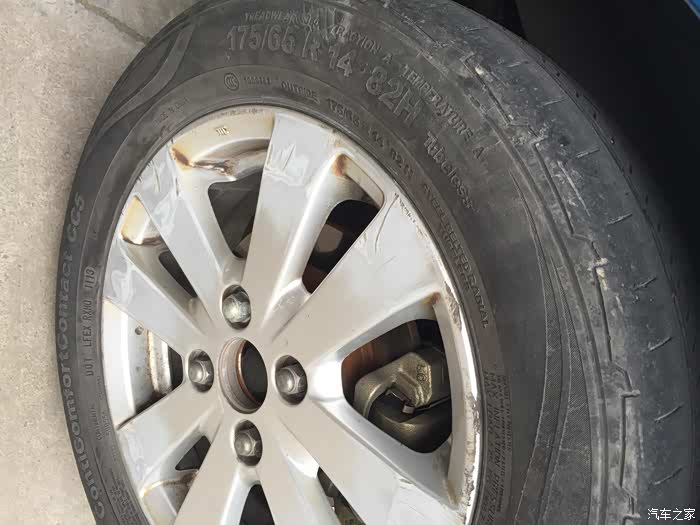 款二手奥拓改装后轮碟刹 换15寸轮毂 175 50R14 改装前刹车卡钳高清图片