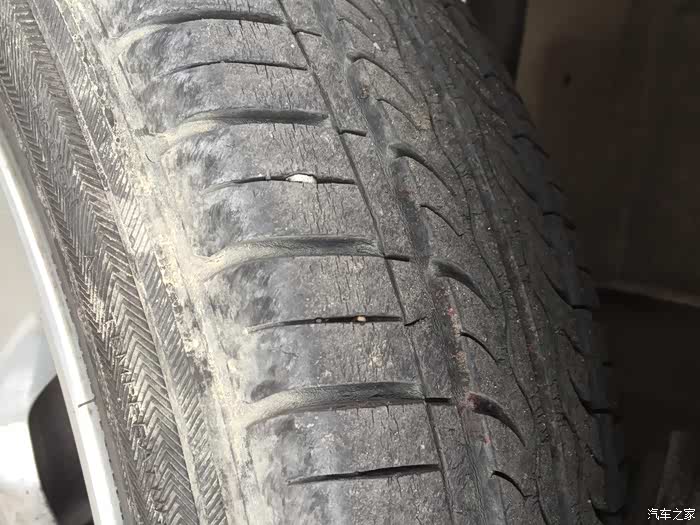 款二手奥拓改装后轮碟刹 换15寸轮毂 175 50R14 改装前刹车卡钳高清图片
