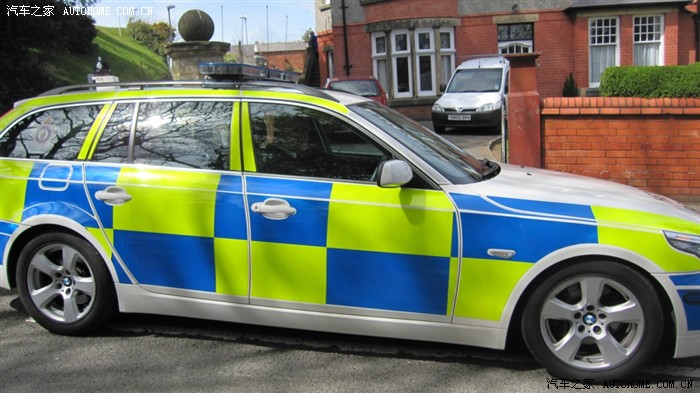 5系旅行版警车,黄蓝格子喷涂,典型的英国警车,《速度6》里追逐老范和
