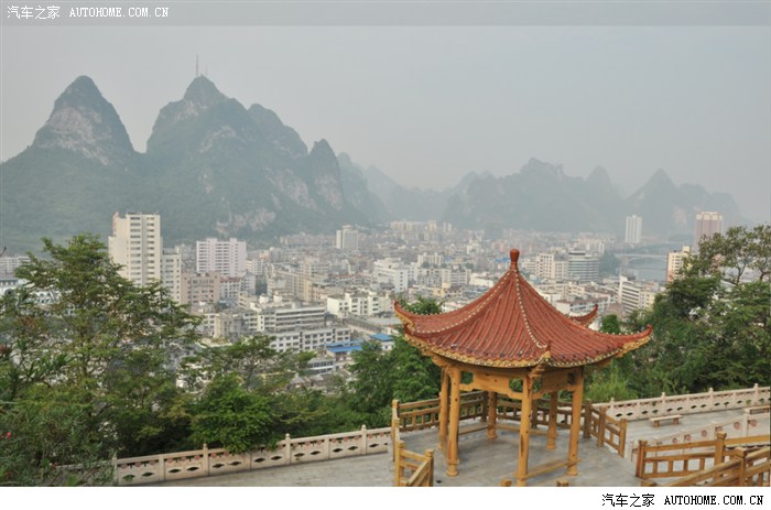 这样的小城也很休闲,随便走走,金城江公园不错,不过靠近山的地方很多