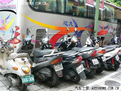 台湾机车(内地称摩托车)车牌为白底黑字,由前面 个英文 后面加 个数字