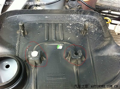 冷车起动时,发动机装饰盖奇响无比,啥原因?拆