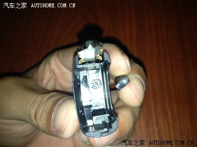 注意看,这里面有个小洞洞,是放防盗芯片的.