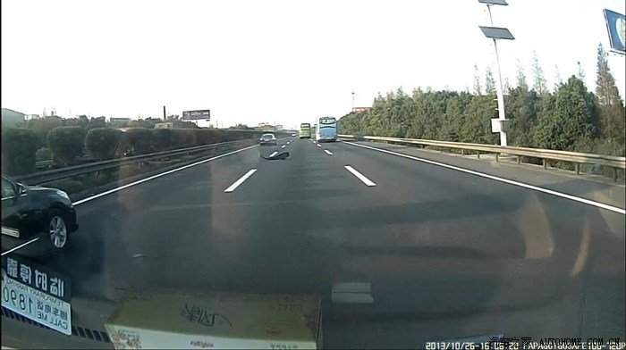 1惊险g2高速险遇大车爆胎残骸,视频 图片