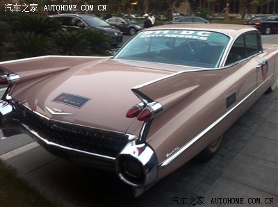 上海某地偶遇凯迪拉克火箭车,大家速来围观!