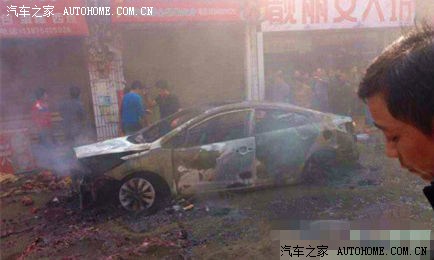 买新车放鞭炮庆祝 车被点燃烧成废铁
