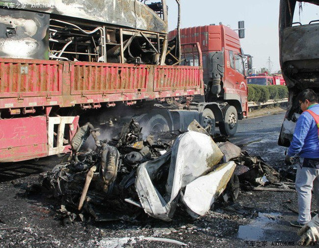 【图】江苏小轿车与三辆大巴追尾 被挤成碎块