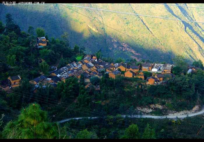 大山的呼唤二白雾村牯牛寨挂壁公路秋叶红土地