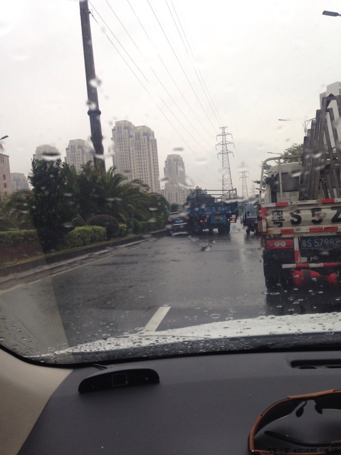 下雨天各位同学要慢点开车