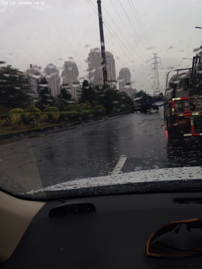 下雨天各位同学要慢点开车