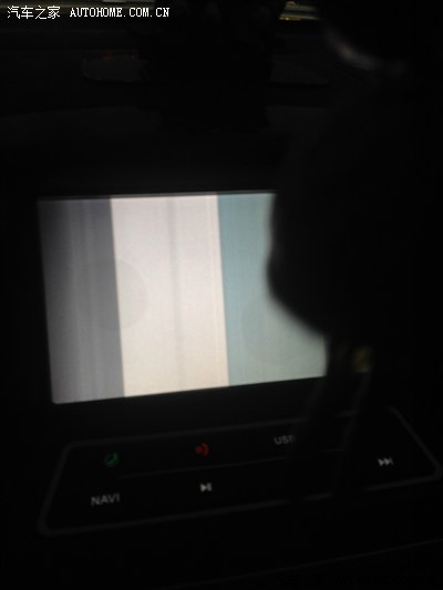 小五提车一个月中控显示屏白屏 不出画面 求安