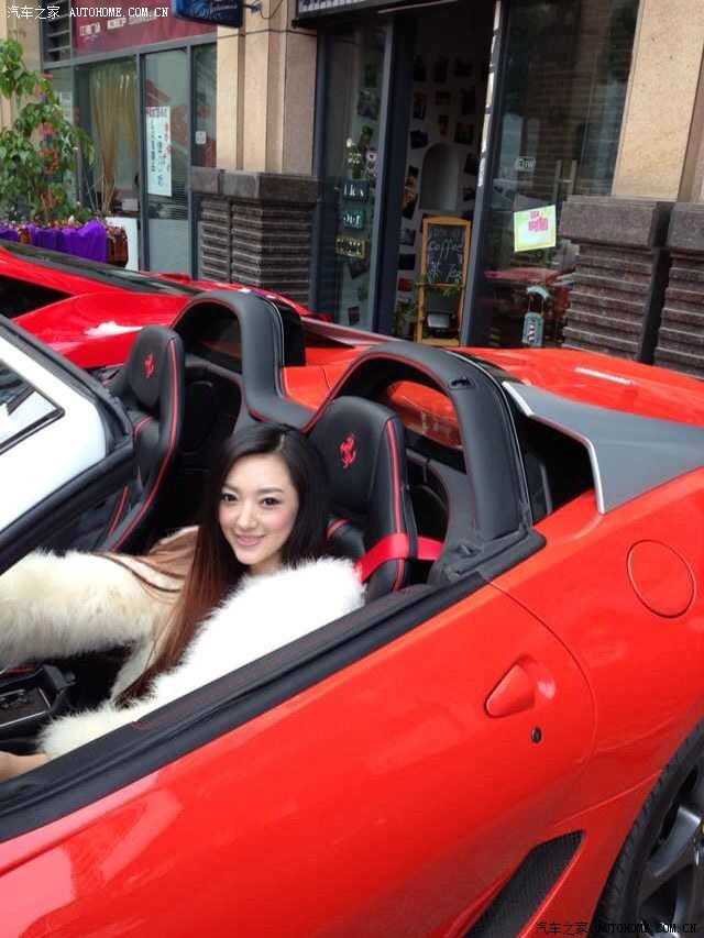 此女爱自拍,好图给惊喜,法拉利 vs 超跑女模