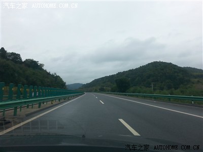 在洛川北立交转入空无一车的青兰高速,还未全线贯通.