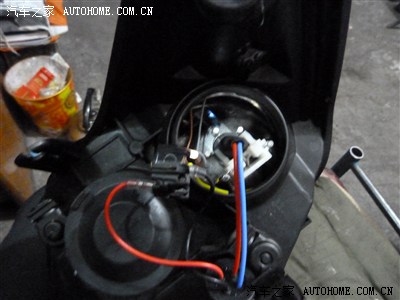 取原车h1灯泡换氙气灯泡注意这款福克斯安装氙气灯需要灯座