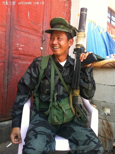 行走缅甸内战区 克钦邦 荷枪实弹的军人 缅甸孩