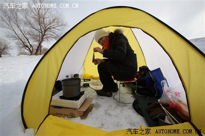 冬钓帐篷遮风避寒,里面设施齐全,暖意融融.
