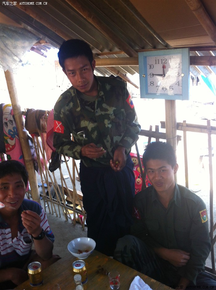 行走缅甸内战区克钦邦荷枪实弹的军人缅甸孩子的厄运