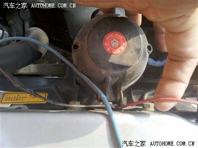 这是报警器的喇叭,正负极的两根线,也就是要接继电器的两根输入