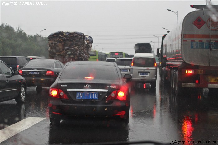 出师不利天下中雨,又与堵车.听北京交通台前方交通事故压车,慢慢等吧.