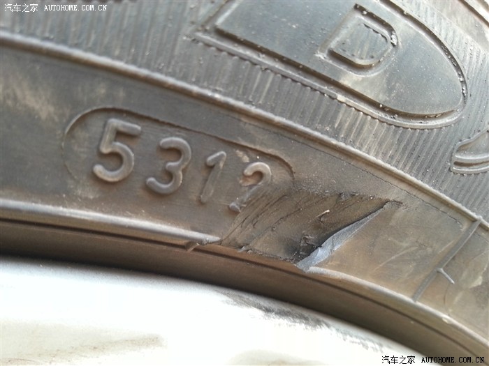 新车被路牙划了3口子,两前轮刮花,必须换吗?