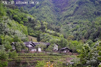 川北民居,黛瓦粉墙在一片葱茏的青山中是那麽和谐