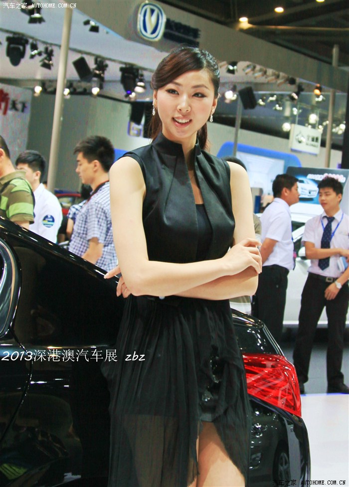 【图】2013深港澳汽车展【东西方美女争艳】坐美女的屁股男人图片