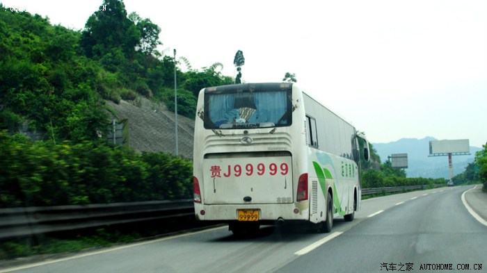 崇遵高速一路跟随这台大巴,令人感到吃惊的,这车车牌居然贵j99999,够