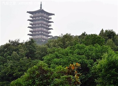 沿路继续前行约半时到达西庐寺只见古树林立殿阁雄丽规模宏伟该寺为皖