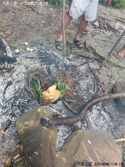 选错地点生火,烧了三个小时也没熟的叫花鸡,彻底宣告失败,一群人饿疯