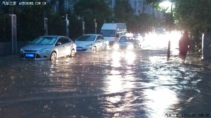 【图】今天的雨好大,进小区的主干道被淹掉了