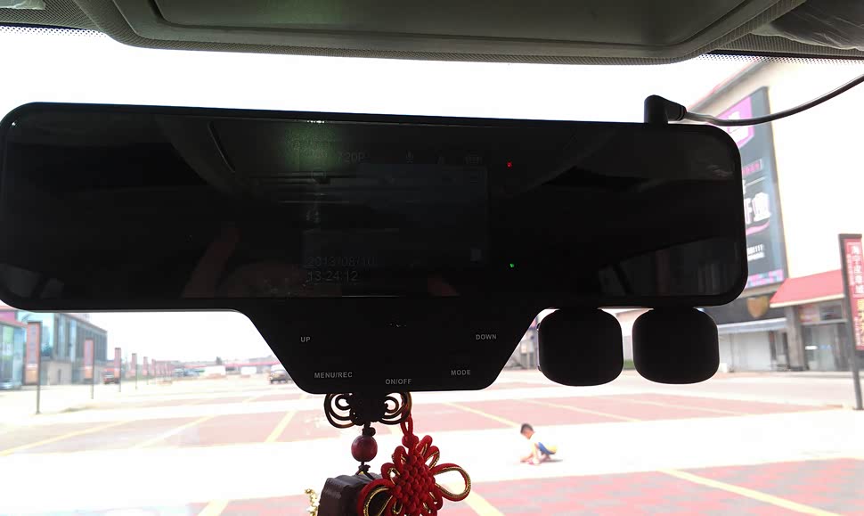 在淘宝买的行车记录仪中控台 和一拖三电源多功能方向盘这个车载充电器是