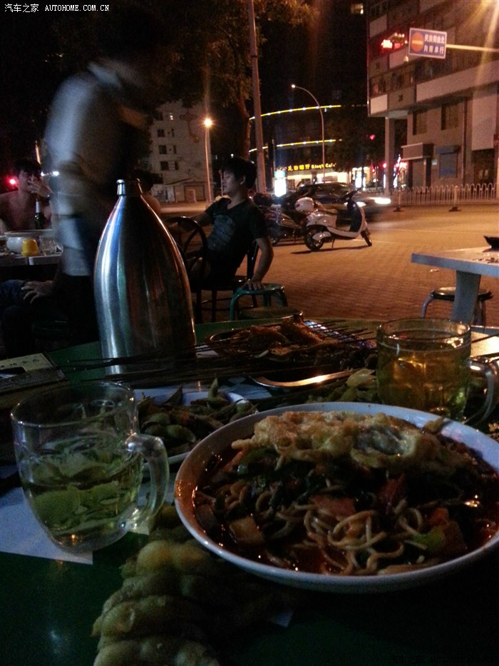 晚上银川的宵夜,西夏扎啤和靠羊肉串.
