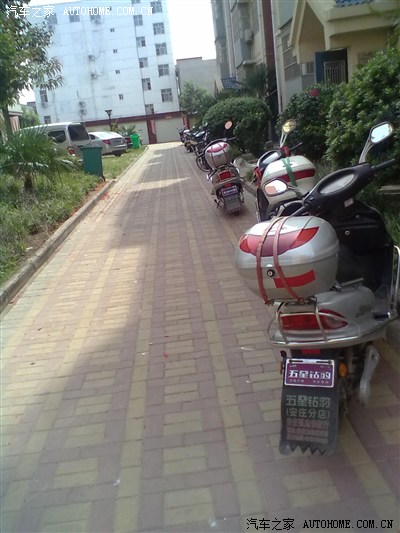 看这倒车影像,倒车灯怎么感觉不亮?