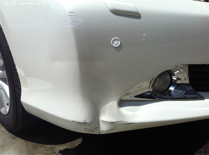 凯美瑞前保险杠撞凹了,它的一个螺丝孔也撞坏,维修要多少钱?